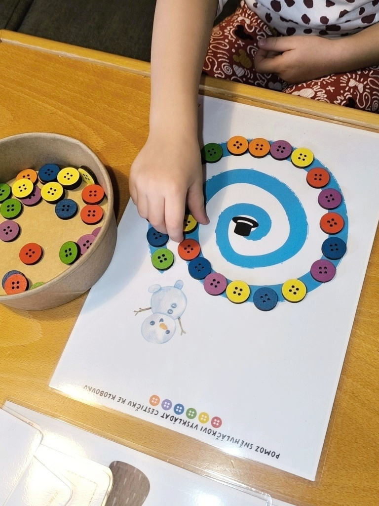Aktivity zimní sensory sněhulák cestička barevné knoflíky-0